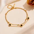 Detailopname van een gouden dubbellaagse stalen armband met Romeinse cijfers en zwarte bedels. - Zwarte Schelp Romeinse Armband (N103) / 16+5cm