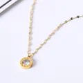 Detail van een gouden stalen ketting met een hanger met Romeinse cijfers en een groot kristal - Alleen Halsketting / Witte Strass Romeinse Ketting (A813)