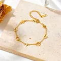 Elegante goudkleurige roestvrijstalen armband met holle klavertjes vier - Armband / Goud