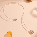 Detailaufnahme einer polierten Edelstahl-Halskette mit eleganten Wassertropfen - Langer Wassertropfen Halsreif (S407) / Silber