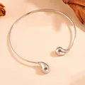 Detailansicht eines minimalistischen silbernen Tropfen-Halsreifs aus Edelstahl - Kurzer Wassertropfen Halsreif (S405) / Silber