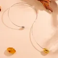 Detailansicht eines minimalistischen Halsreifs aus Edelstahl mit goldenem Wassertropfen - Langer Wassertropfen Halsreif (S406)