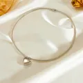 Macro-opname van de zilveren roestvrijstalen slangenketting met hartvormige hanger. - Artikel nr. R303 / Zilveren Hart