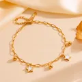 Gedetailleerd macrozicht op een gouden roestvrijstalen armband met ster- en kralenbedels - Armband (N509) / Ster Goud Armband