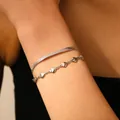 Gros plan détaillé du bracelet double couche en acier inoxydable argenté avec chaîne cœur. - Bracelet Double Couche Lame Cœur Acier T109#1