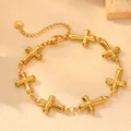 Detailopname van een vergulde roestvrijstalen armband met meerdere holle kruisen - Kruis Armband H810