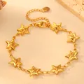 Detailopname van minimalistische gouden sterarmband van gepolijst titanium staal - Ster Armband H802