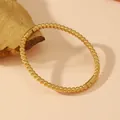 Vue détaillée du bracelet en perles d'acier inoxydable doré mat sur fond de roche - Bracelet Jonc Perlé Mat (S509) / Or