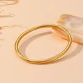 Gros plan sur un bracelet jonc élégant en acier doré mat avec un design minimaliste - Style Anneau Minimaliste Mat (S101) / Or