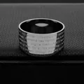 Detailopname van de gegraveerde Engelse tekst op een brede ring van titaniumstaal. - Maat 6 / Brede Band Bijbelvers Ring