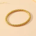 Detail van de fijne textuur van de vintage gouden bamboe armband van roestvrij staal. - Vintage Bamboe Stijl (S508) / Goud