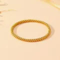 Detailweergave van een vergulde roestvrijstalen matte kralenarmband op een warme achtergrond - Matte Kralen Stijl (S505) / Goud