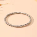 Gedetailleerd zicht op een zilverkleurige roestvrijstalen getextureerde kralenarmband - Matte Kralen Stijl (S505) / Staalkleur