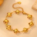 Detailweergave van de gouden klavertje vier bedeltjes aan de titanium stalen armband - Klaver Armband H801