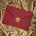 Elegante sobre rojo retro con sello de cera dorado For You sobre fondo de satén dorado - Sobre Rojo Oscuro con Textura de Lino + 1 Sello de Lacre (Sin Papel de Carta) / 1 Sobre + 1 Sello de Lacre / Rojo Oscuro