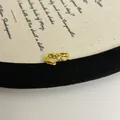Detailansicht des goldenen, unregelmäßig strukturierten, verstellbaren Rings mit Emaille - Unregelmäßiger Texturring (J7087) / Gold Basis Weiß Stil (J7087)