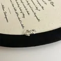 Nahaufnahme eines silbernen Rings mit unregelmäßiger Struktur und Emaille - Unregelmäßiger Texturring (J7083) / Silber Basis Weiß Stil (J7083)