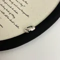 Detailaufnahme eines unregelmäßig texturierten silbernen Rings mit rosa Emaille - Unregelmäßiger Texturring (J7081) / Silber Basis Rosa Stil (J7081)