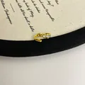 Makroaufnahme zeigt die einzigartige unregelmäßige Textur und die minzblaue Emaillierung des Rings - Gold Basis Minzblau Stil (J7089)