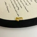 Nahaufnahme eines unregelmäßig strukturierten Goldrings mit zartrosa Emaillierung. - Gold Basis Rosa Stil (J7088)