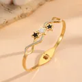 Detailopname van een elegante gouden titanium stalen armband met strass sterren - Gouden ster armband met strass F719