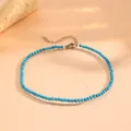 Vue détaillée d'une chevillère en perles de turquoise avec fermoir en acier inoxydable - 2.5mm / Turquoise