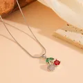 Detailopname van een zoete kersenhanger ketting met rode, groene en heldere kristallen - Strass Kersenhalsketting / Zilver