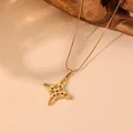 Gedetailleerd overzicht van een gouden Keltische knoop hanger aan een titanium ketting. - Stijl 1 (231104) / Goud