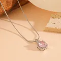 Detailweergave van een roze edelsteenhanger met zilveren halsketting - Ketting / Zilveren ketting met roze zirkonia