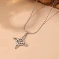 Gedetailleerd overzicht van een zilverkleurige Keltische heksenknoop hanger aan ketting. - Stijl 1 (231104) / Staalkleur