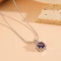 Gedetailleerde weergave van een elegante zeshoekige hanger met een paarse kristal - Ketting / Zilveren Paarse Zirkonia Ketting