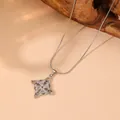 Nahaufnahme der polierten silbernen keltischen Knoten Halskette mit Schlangenkette. - Stil 9 (231104) / Stahlfarben