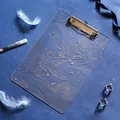 Ablagebrett aus klarem Acryl mit goldenem Kranich-Muster graviert auf blauem Grund - Müßige Wolken Wilder Kranich Transparent (Heißprägen Silber)