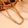 Close-up detail van goud gelaagde gevlochten slangketting met mooie kleine kralen. - Ketting / Goud