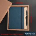 Επαγγελματικό σετ δώρου σημειωματάριο A5 Dupont navy blue με στυλό σε κραφτ κουτί - Σετ Σημειωματάριο με Λουράκι Ναυτικό Μπλε Dupont