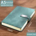 Cuaderno A5 azul lago de piel sintética con páginas gruesas y hebilla metálica plana - Estilo de Hebilla Plana / 240 páginas / Azul lago