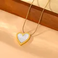 Elegante titanium stalen hartketting met witte parelmoer inleg en gouden schakelketting. - Ketting (K202) / Goud Witte Schelp