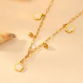 Detailweergave van vergulde titanium stalen ketting met witte bloemen en kralen bedeltjes - Witte Schelp Vijfbladige Bloem Halsketting