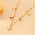 Detailopname van een gouden schakelketting met witte vlinders en kleine gouden kralen - Witte schelp vlinder ketting