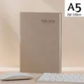 Minimalistisches A5-Notizbuch aus Kunstleder in Khaki für Büro und Business - A5 / Nubuck Textur Stil (220 Seiten) / Beige