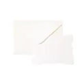 Sobre europeo blanco crema elegante con tarjeta de felicitación en blanco con borde ondulado - Beige