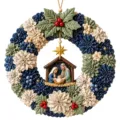 Weihnachtskranz DIY Set mit Krippe und texturierten blau-weißen Blumen-Applikationen - Heilige Familie Krippe Stil (Weihnachtslied) / Blau