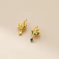 Primer plano de colgantes de perro 3D bañados en oro sobre la luna con estrellas azules. - Estilo Cachorro Mirando las Estrellas (Q0569) / Colgante Solo (Sin Cadena) / Dorado