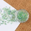 Unregelmäßige irisierende grüne Glassteine für DIY-Nagelkunst, Schmuck und Handwerk - Hellgrün