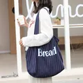 Casual blauw gestreepte draagtas van katoen en linnen met witte Bread-tekstopdruk - Blauw