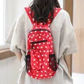 Mochila de nailon roja para mujer con un estampado de lunares blancos y bolsillos de malla - Rojo