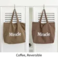 Bolso tote reversible grande café con estampado Miracle y un diseño de cuadros - Café Reversible