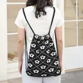 Lässiger gestrickter Kordelzug-Rucksack mit schwarz-weißem Blumenmuster für Damen - Schwarz