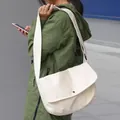 Vista detallada del bolso bandolera de lona minimalista en color blanco roto - Estilo Simple con Solapa y Hebilla de Metal (SR6055)
