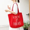 Casual rode canvas draagtas met witte 'STOW IT HERE' letteropdruk voor winkelen en reizen - Rood